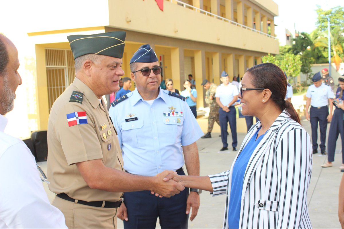 SMVRD's tweet photo. El Servicio Militar Voluntario inauguró el Programa Formación en Valores en el Politécnico Evangelina Santos Bergés, en Ciudad Juan Bosch.
90 estudiantes iniciarán el 14 de marzo. A nivel nacional, el programa cuenta con 10,438 aspirantes, promoviendo disciplina, respeto y amor. https://t.co/WxD62awDb5