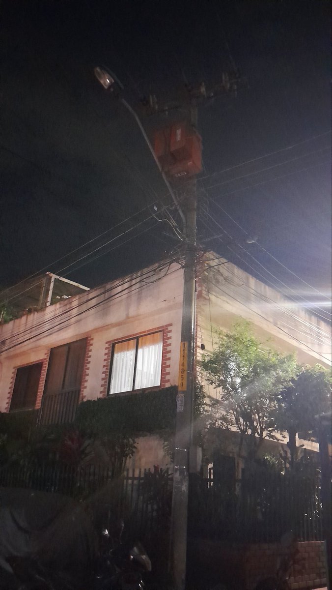 karinatello1's tweet photo. Por favor en el barrio floralia Calle 80 con 2bn , estamos a oscuras ,las lámparas de la calle llevan mas de 3 semanas dañadas por favor solucionar , @EMCALIoficial @MegaproyectosSA @AlcaldiaDeCali @alejoeder @InfraGobPue https://t.co/Gno3xv39U1
