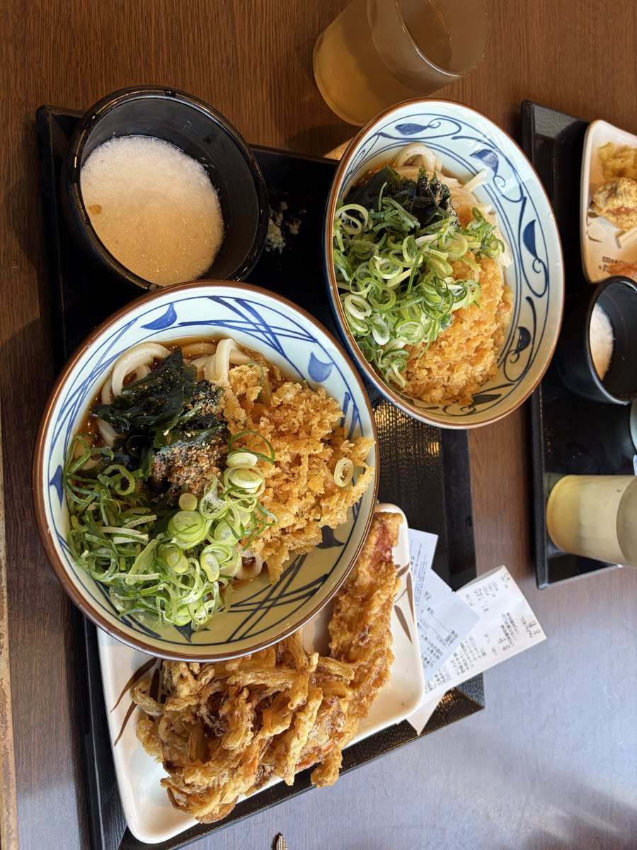 poorfujii's tweet photo. 某うどんチェーンで「ぶっかけうどん並大得注文で並もう一��無料」ってあったから、無料券貰えるんかな？と思ってたら、こうなった。せめてかき揚げ乗っける前に渡して欲しかった。もちろん食べた。 https://t.co/EViOl19Blw