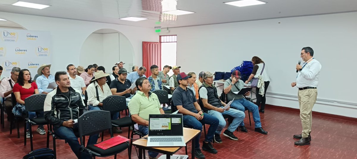JulieAndreaGil's tweet photo. @ElOIRdelaRegion @UniversidadUNAD @LauraVamoN99 @hectorluliohdz @ivanp777 @labarrerat @SandraPGon @OscarSolerM @GaragoaBoyaca @VIDER_ZCBOY Iniciamos nuestra CSS: "Ciencia en el Campo: El Poder de Interpretar tus Suelos para una Ganadería Eficiente". 🚜🌱 ¡La ciencia llega al territorio! #UNAD #Garagoa #ASOPROLAC #OIRdelaregion https://t.co/lL0e8qVIrL
