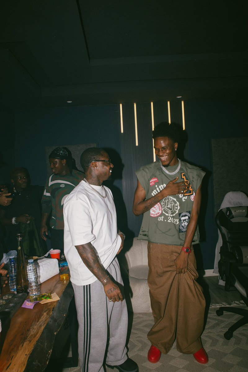 its_boymuller's tweet image. December 2023 I told him I’d see him soon 🥹
Now it’s happening 😩🎉
Manifestation + consistency = reality. 🙏🏾✨
Forever grateful, my idolo @asakemusik 
Big shoutout to my boss @Zlatan_Ibile for making this possible ❤️