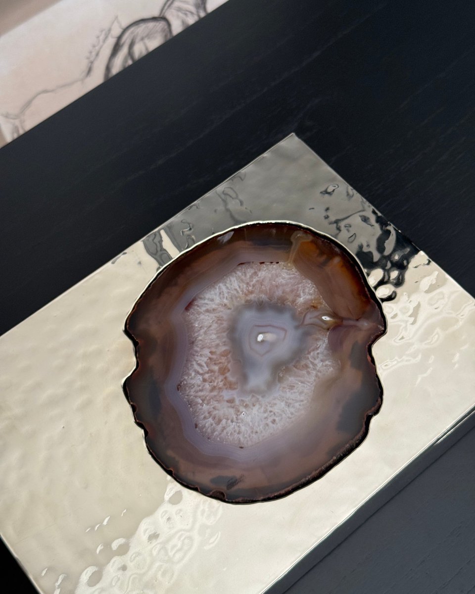 airedelsurstore's tweet image. MISIONES Box

Agate from northern Argentina set in hand-hammered alpaca metal.

A mineral landscape from Misiones shaped into a contemporary object through Argentine craftsmanship.

#airedelsur #argentinematerials #quietluxury #misiones