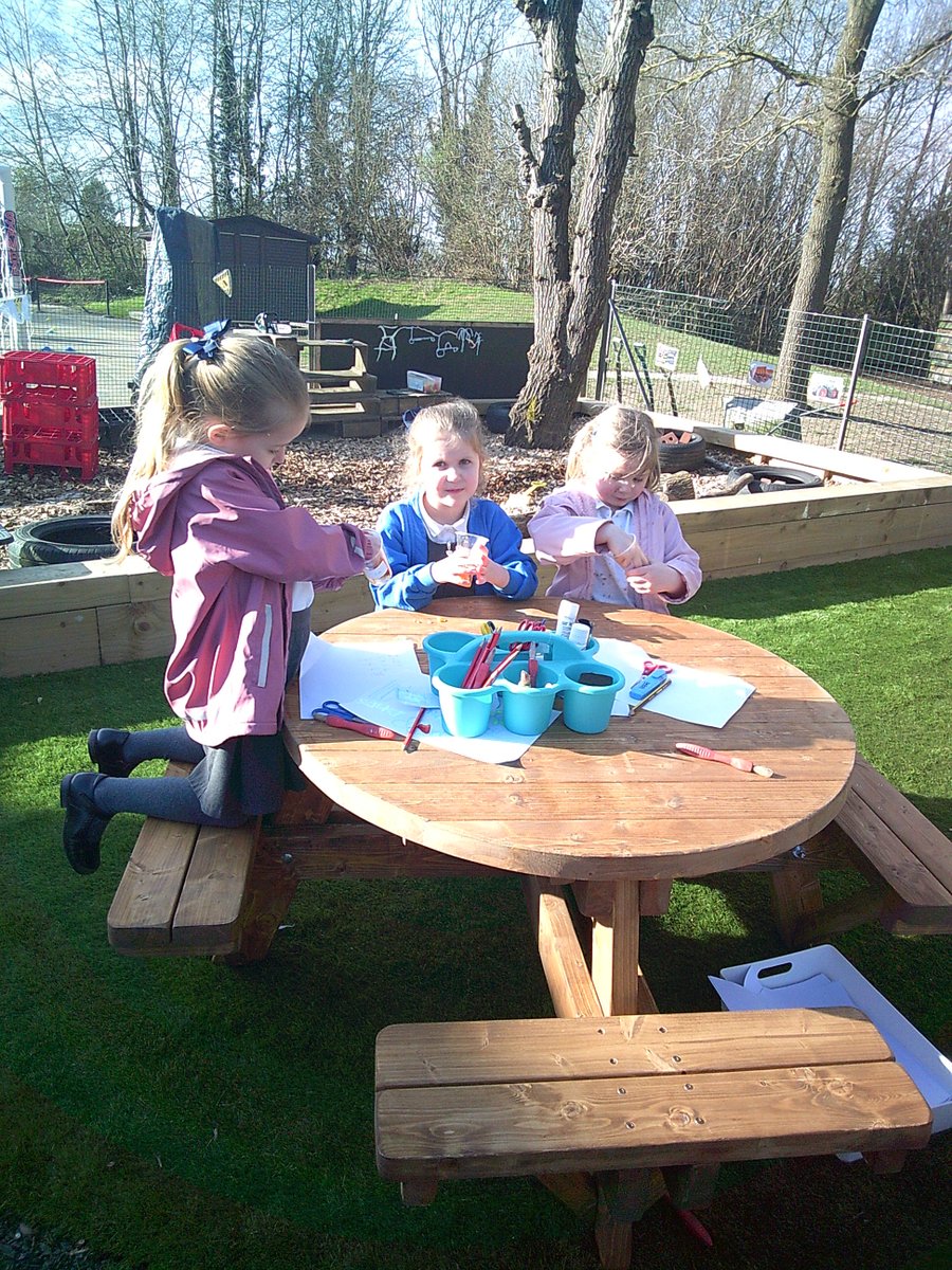 AshfordHillPS's tweet photo. Willow reception class have been really enjoying their new outdoor area. #ReceptionClass #PrimarySchool #Northhants https://t.co/iot2cTjek1