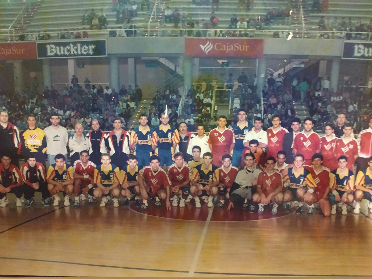 Nos trae nuestro <a href="/pacomangallego/">francisco Gallego Pa</a> esta verdadera joya. Amistoso en mayo de 1996 entre nuestro equipo y la selección nacional <a href="/RFEBalonmano/">RFEBalonmano</a>. Un mes después nos proclamamos subcampeones en el Europeo de Sevilla y Ciudad Real. Muchos rostros ilustres en ambos bandos. Día inolvidable.