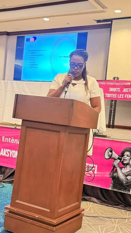 Me Guerlyne RÉSIDOR, Directrice Éxécutive de KRIFA a été invitée à présenter les diffenrentes activités menées par l’organisation, lors de la célébration de la journée internationale des droits des femmes organisée par le Bureau du Programme Alimentaire Mondiale à l’Hotel KARIBE.