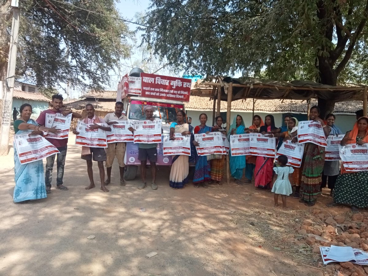 MPandey19035's tweet photo. बाल विवाह मुक्त अभियान के तहत जिला प्रशासन एवं लोहरदगा ग्राम स्वराज्य सांस्थान, गुमला की ओर से बाल विवाह मुक्ति रथ घाघरा एवं गुमला के विभिन्न स्थानों पर भ्रमण कर ग्रामीणो  को जागरूक किया।#BalVivaahMuktBharat @Annapurna4BJP @Bhuwan_Ribhu @JustRightsIndia @DCGumla @VikramK9504 https://t.co/3A9DfRhzFF