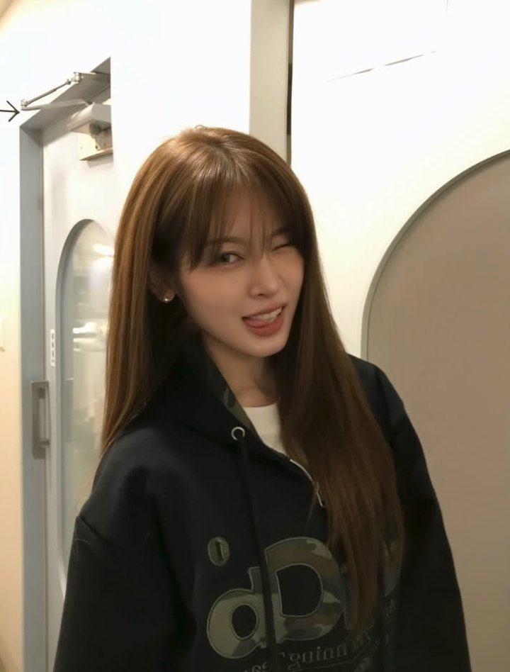 yoosilver's tweet photo. She's so pretty with her new hair color💕 #고은 #KOEUN #letsgoeunn https://t.co/v5O4PdCR09
