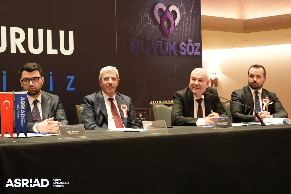 asriadgm's tweet photo. 𝗘𝗦𝗞İ𝗗İ𝗞𝗖̧𝗘 𝗬𝗘𝗡İ𝗟𝗘𝗡İ𝗬𝗢𝗥𝗨𝗭

ASRİAD 4. Olağan Genel Kurulumuz başladı.
Genel Başkanımız İbrahim Cemil Yıldız’ın tek aday olarak yer aldığı Genel Kurul; Yönetim Kurulumuz, Genel Merkez ve şubelerimize kayıtlı üye iş insanlarımız ile delegelerimizin katılımıyla Yeşilyurt Renaissance Polat İstanbul Hotel’de gerçekleştiriliyor.

Saygı duruşu ve İstiklal Marşı’nın ardından Genel Başkanımız İbrahim Cemil Yıldız’ın selamlama konuşması sonrası ASRİAD Yüksek İstişare Kurulu Üyesi ve 61’nci Hükümet döneminde Sanayi ve Teknoloji Bakanı olarak görev yapan Nihat Ergün’ün konuşmaları  ile başlayan Genel Kurulumuzun camiamız ve iş dünyamız için hayırlı olmasını temenni ediyoruz.
#ASRİAD #GenelKurul #öncenitelik