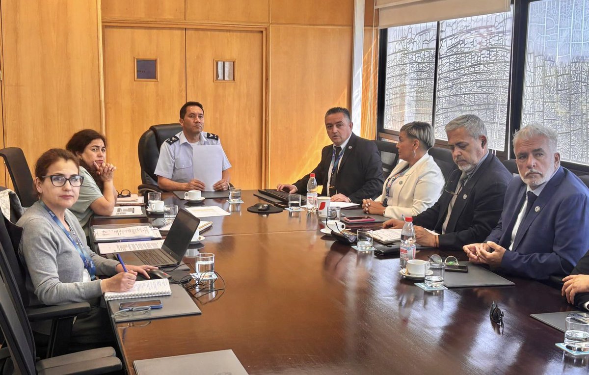 DGACChile's tweet photo. 📍#Santiago | El Director General de la @DGACChile General de Brigada Aérea (A), Humberto Fernández, se reunió con representantes de la Asociación Nacional de Especialistas en Seguridad Aeroportuaria #AVSEC
@anesadgac https://t.co/nryX58uP7j