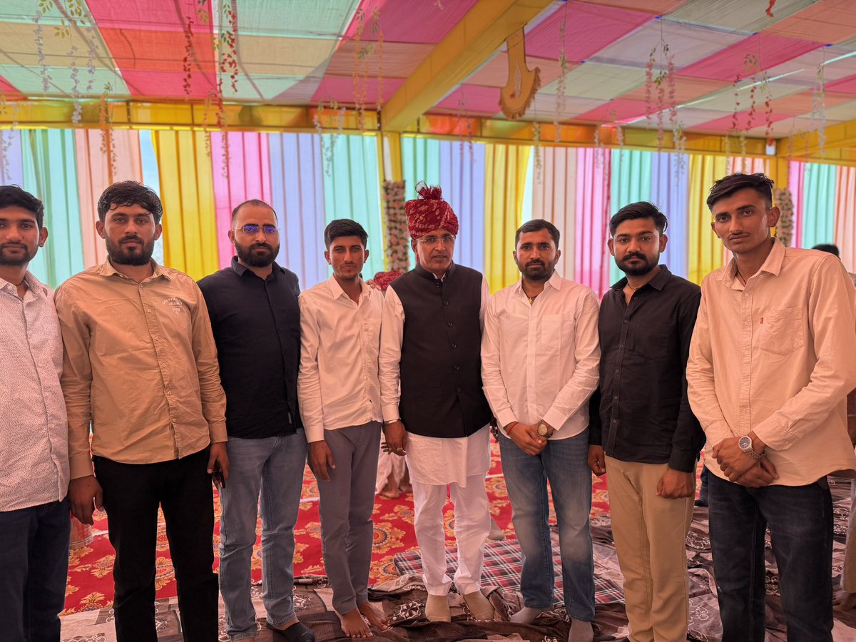 Barmer_Girdhari's tweet photo. पुनियो का तला (गिड़ा) में बाड़मेर- जैसलमेर -बालोतरा सांसद श्री उम्मेदाराम बेनीवाल जी के परिवार में आयोजित विवाह समारोह में शिरकत कर शुभकामनाएं दी।

@UmmedaRamBaytu https://t.co/P6okpppJ3q