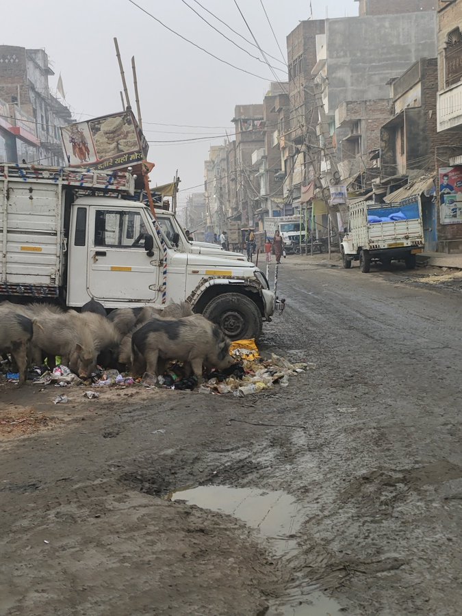 खुरपेंच Satire tweet media