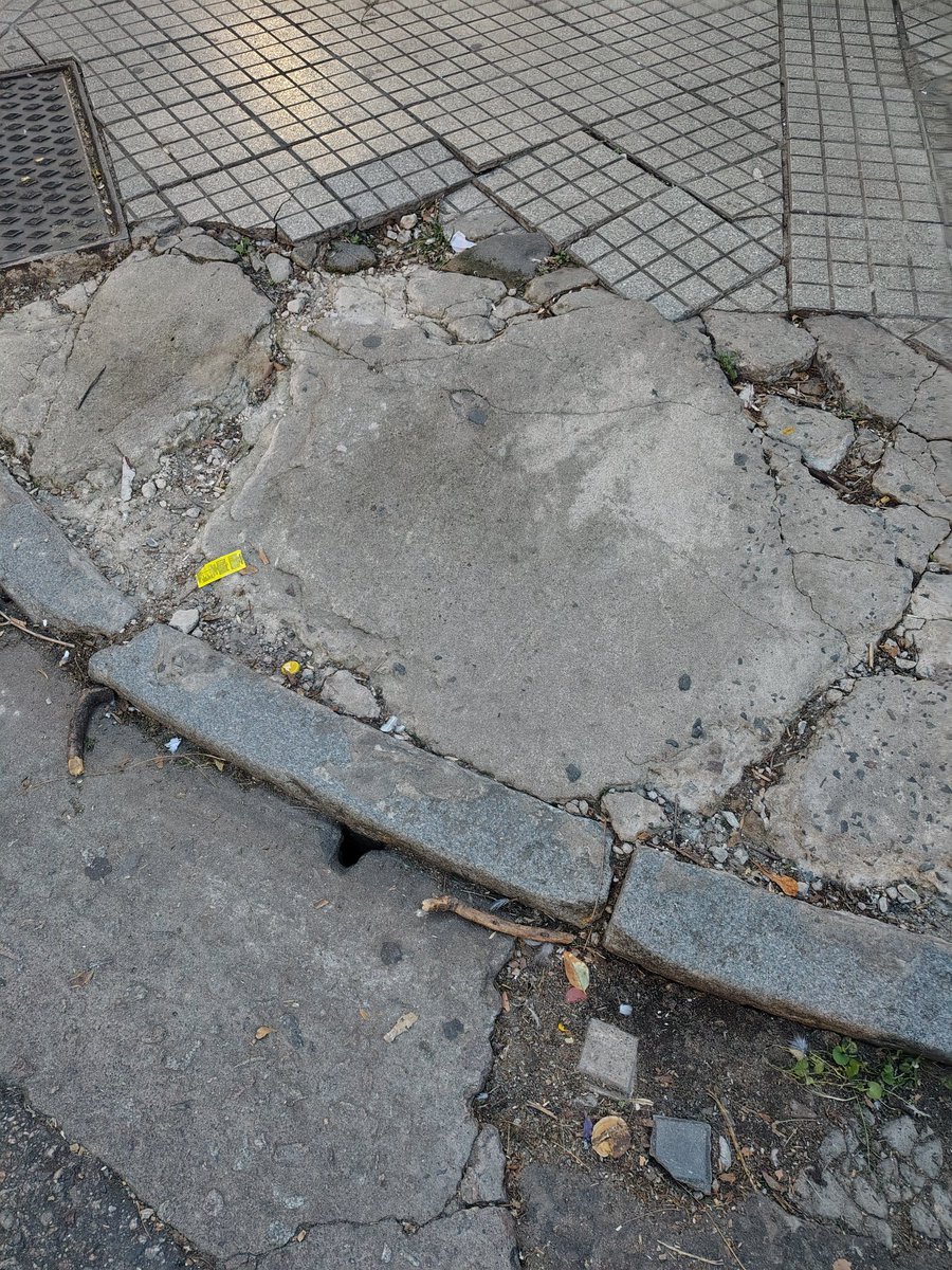 GiPal7L's tweet photo. Hola! No sé a quien se avisa esto?
9 de julio y Pje Rosales, se ve abierto el pavimento y abajo socavado...
@CalleDeRosario 
@emergenciasAR 
@CaroLabayru https://t.co/U1xxgmnssz