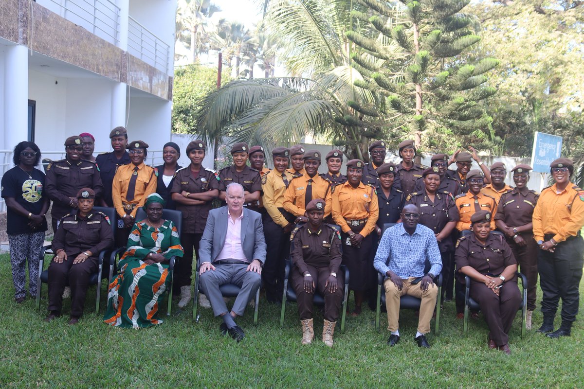 AA_DCAF's tweet photo. 🇬🇲A workshop opened today in #Banjul to develop a Gender Skills Audit and Skills Matrix for senior female officers of the #Gambia Immigration Department. This marks the first step under the 🇨🇭funded People-Centered Border Governance project. More 👉 https://t.co/JYitqz1TfH https://t.co/agBWicU8uT