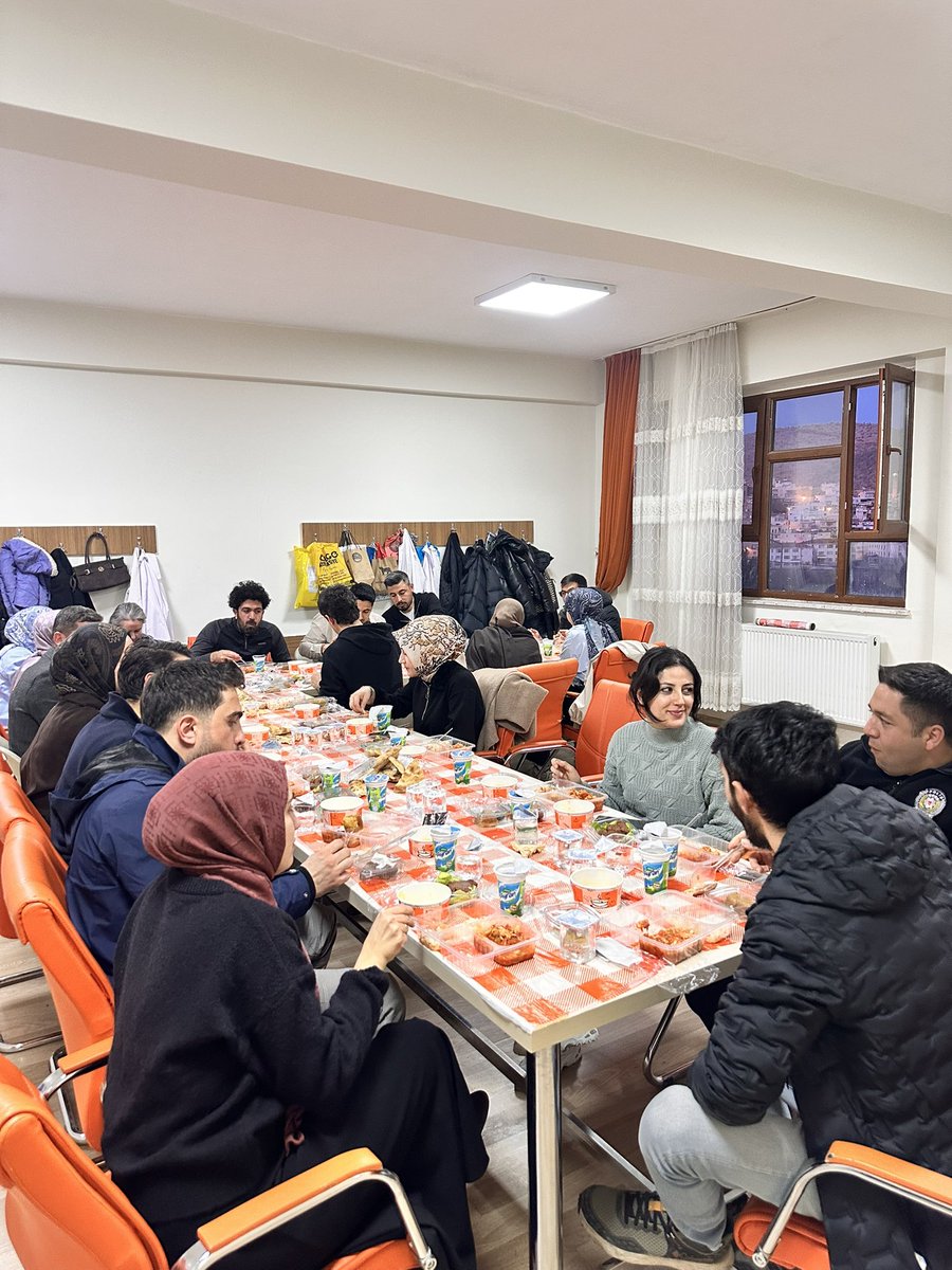 SavurAIHLisesi's tweet photo. “Maarifin Kalbinde Ramazan” etkinlikleri kapsamında öğretmen, veli ve öğrencilerimizle okulumuzda düzenlenen iftar programında bir araya geldik.

#MaarifinKalbindeRamazan

@tcmeb 
@Yusuf__Tekin 
@mardinilmem 
@SvrKaymakamligi 
@SavurMem https://t.co/iH4WV0p1p9