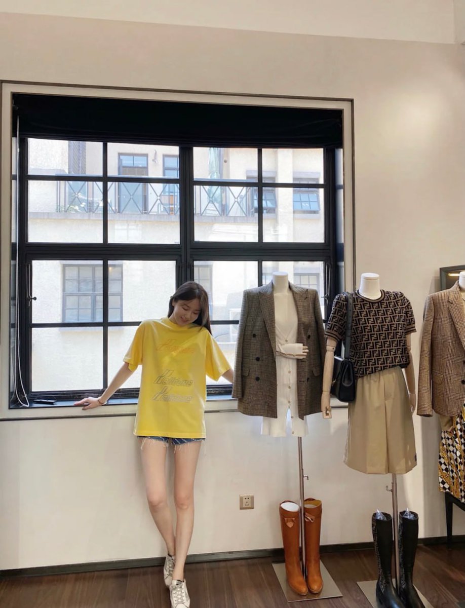 Anglemai88hui6's tweet photo. Caught mid-try-on glow-up in my favourite sunny tee 💛💛 https://t.co/c003amDub0
