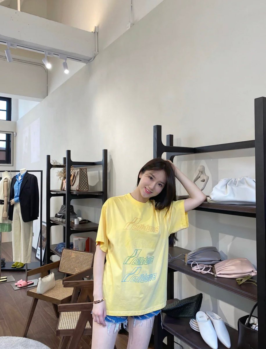 Anglemai88hui6's tweet photo. Caught mid-try-on glow-up in my favourite sunny tee 💛💛 https://t.co/c003amDub0