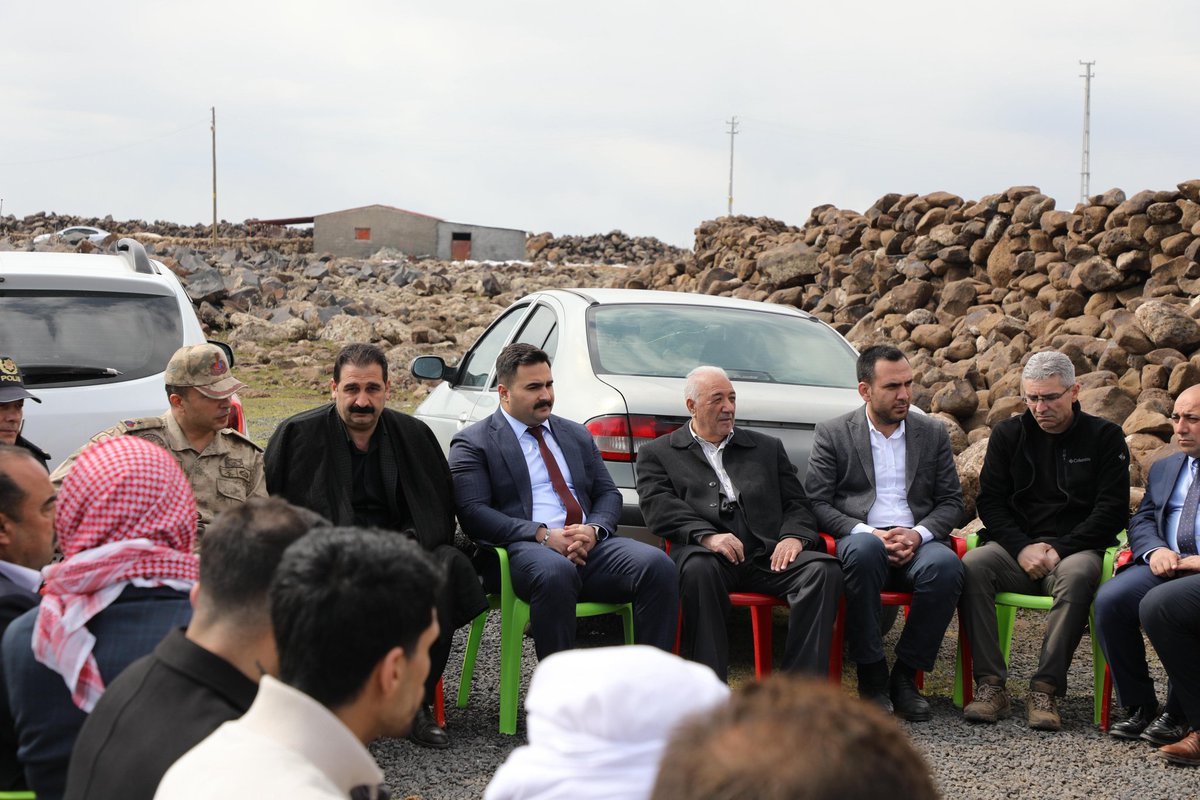 Vir_Kaymakamlik's tweet photo. 📍 Kumçeşme Mahallesi – Taziye Ziyareti

Kaymakamımız Sn. Kemal Ülkü, Şehidimiz Erafat İlçektay’ın vefat eden kıymetli babası Süleyman İlçektay’ın Kumçeşme Mahallesi’ndeki taziyesine katılarak ailesine ve yakınlarına başsağlığı dileklerini iletti.

Kaymakamımız, merhum Süleyman İlçektay’a Allah’tan rahmet; başta İlçektay ailesi olmak üzere tüm yakınlarına sabır ve başsağlığı temennisinde bulundu.

@KemalUlku_Mia