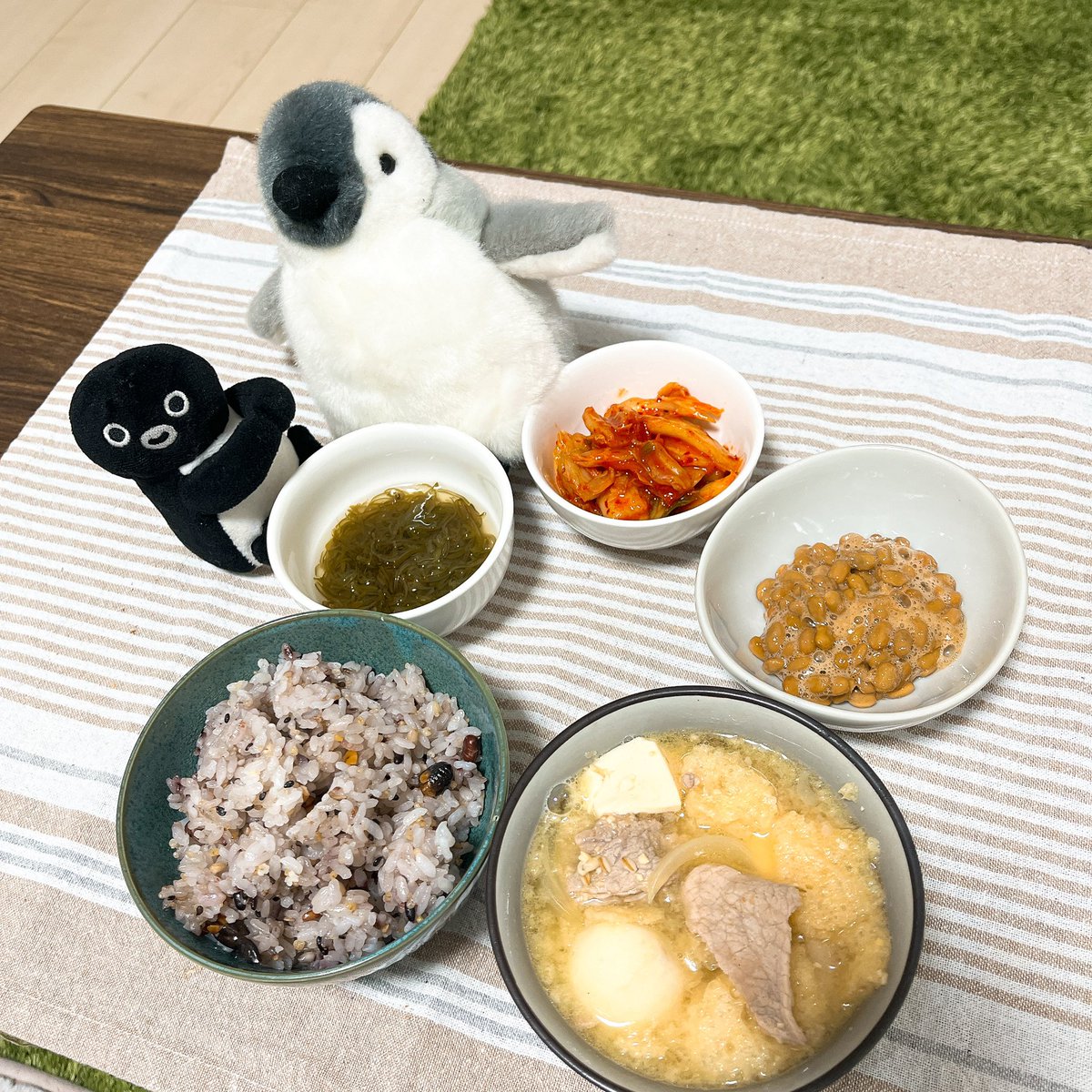🐧🍚🐧
お姉ペン！　
大変なんだよ。ご飯が黒いです
ペンちゃん、これは十六穀米っていう健康になるごはんなんだよ
アゲのお味噌汁も美味しいね