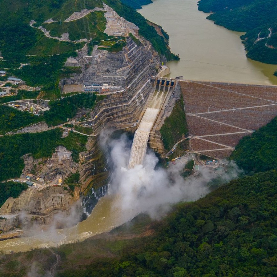 EPMestamosahi's tweet photo. 💧⚡ Hidroituango nos llena de orgullo. Este proyecto genera energía limpia, abastece a millones de hogares y contribuye al desarrollo de nuestra región.  Hoy te compartimos unos datos importantes 👇🏼 https://t.co/Vaub1iv74B