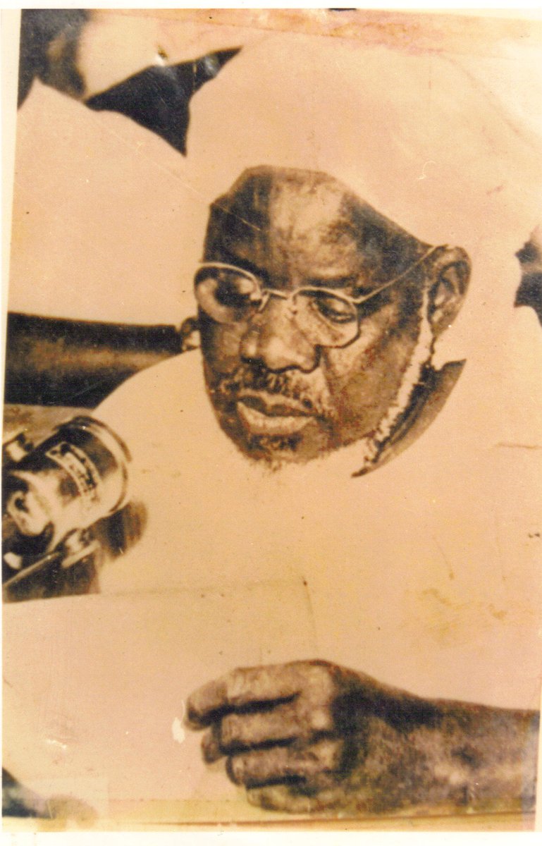 وَلَيْتِيَ كَالسِّبْطَيْنِ عِدْلَيْنِ فَوْقَهُ
وَلَيْتِيَ كَالصِّدِّيقِ لَيْتِي كَجَعْفَرِ