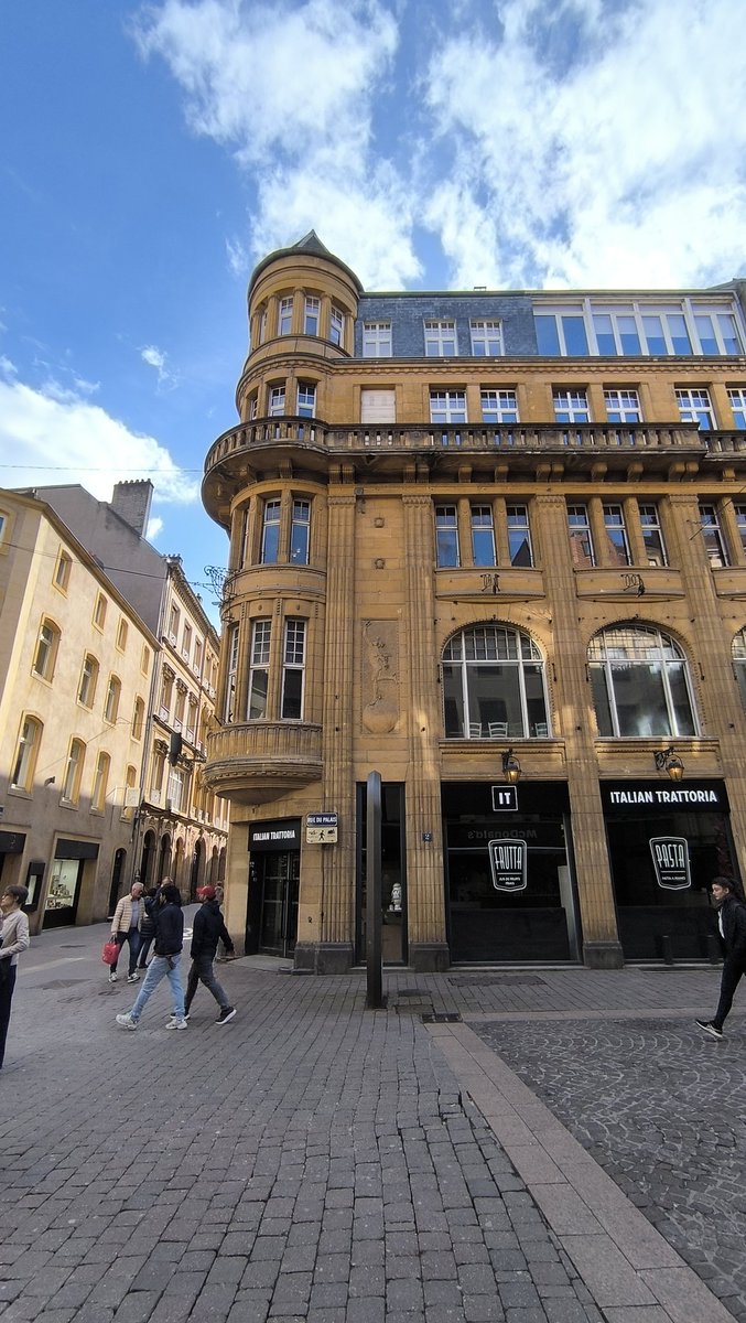 phil_conduc's tweet image. Un peu de tourisme avant de rentrer sur Paris #Metz 
Magnifique cathédrale 
Chaque coin de rue est une surprise architecturale 
Superbe ville en fait