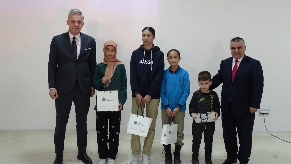 12 Mart İstiklal Marşı’nın Kabulü ve Mehmet Akif Ersoy’u Anma Günü kapsamında İlçe Emniyet Amirliği Konferans Salonu’nda anma programı düzenlendi. Programa Kaymakamımız Sayın Fatih KARAMAHMUT, Belediye Başkan V. Ali Rıza AKDEDE, ilçe protokolü, öğretmenler ve öğrenciler katıldı.