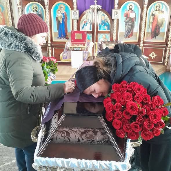 🔴 Станіславська громада попрощалася із захисником Сергієм Сунденком

🥀 Сьогодні Софіївка схилила голову в глибокій скорботі. Громада провела в останню путь свого земляка, воїна Сергія Сунденка.

Життя Захисника обірвалося 24 лютого на полі бою.