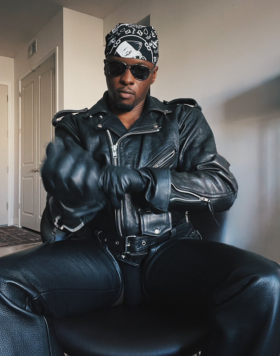 leatherpig_phx tweet picture