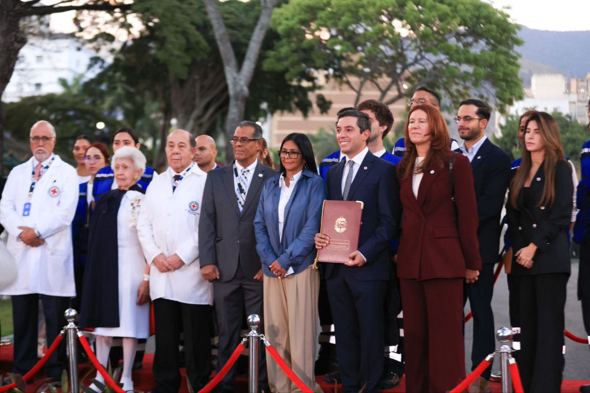 🇻🇪🩺 Presidenta (E) Delcy Rodríguez promulga la Ley de la Cruz Roja Venezolana en conmemoración por el Día del Médico 

Palacio de Miraflores, Caracas.– En el marco del Día Nacional del Médico, 
#VenezulayLaMedicina
<a href="/7Mararodriguez/">Mara Rodríguez</a> 
<a href="/Azucena50043864/">🇨🇺Azucena Diéguez🇨🇺</a> 
<a href="/BrunoRguezP/">Bruno Rodríguez P</a>