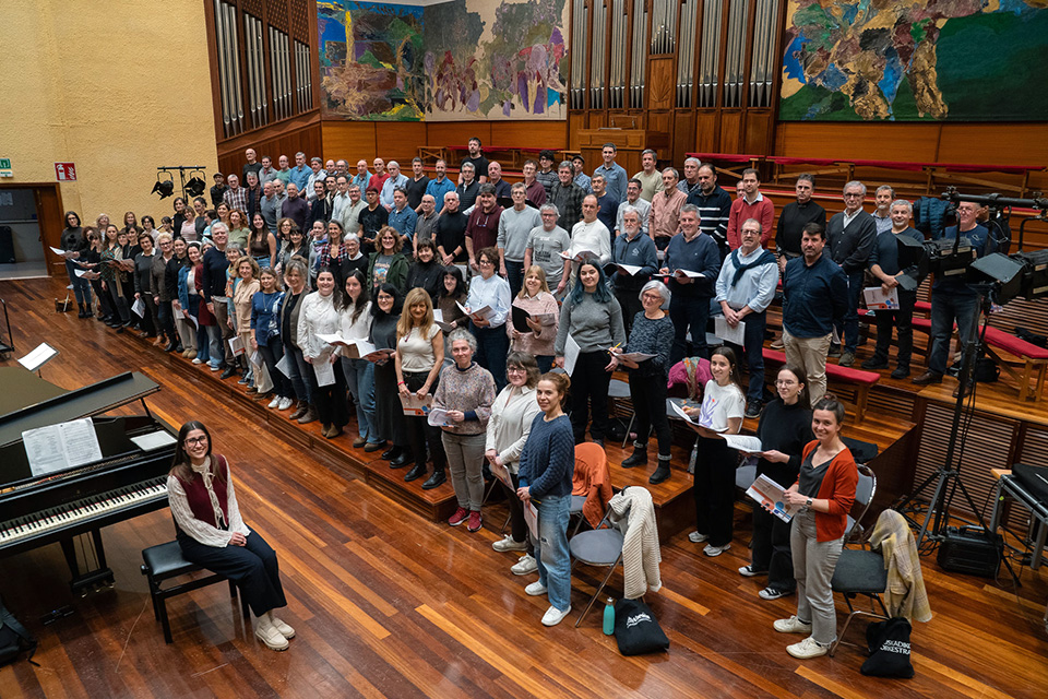 TodalamusicaEs's tweet photo. El coro ciudadano de «Abestu Euskadiko Orkestrarekin» ya está listo para su estreno en Baluarte, Euskalduna y Kursaal | https://t.co/vv8Fcgg49S | @euskadiorkestra | @riccardofrizza https://t.co/KHaTpbuTwK