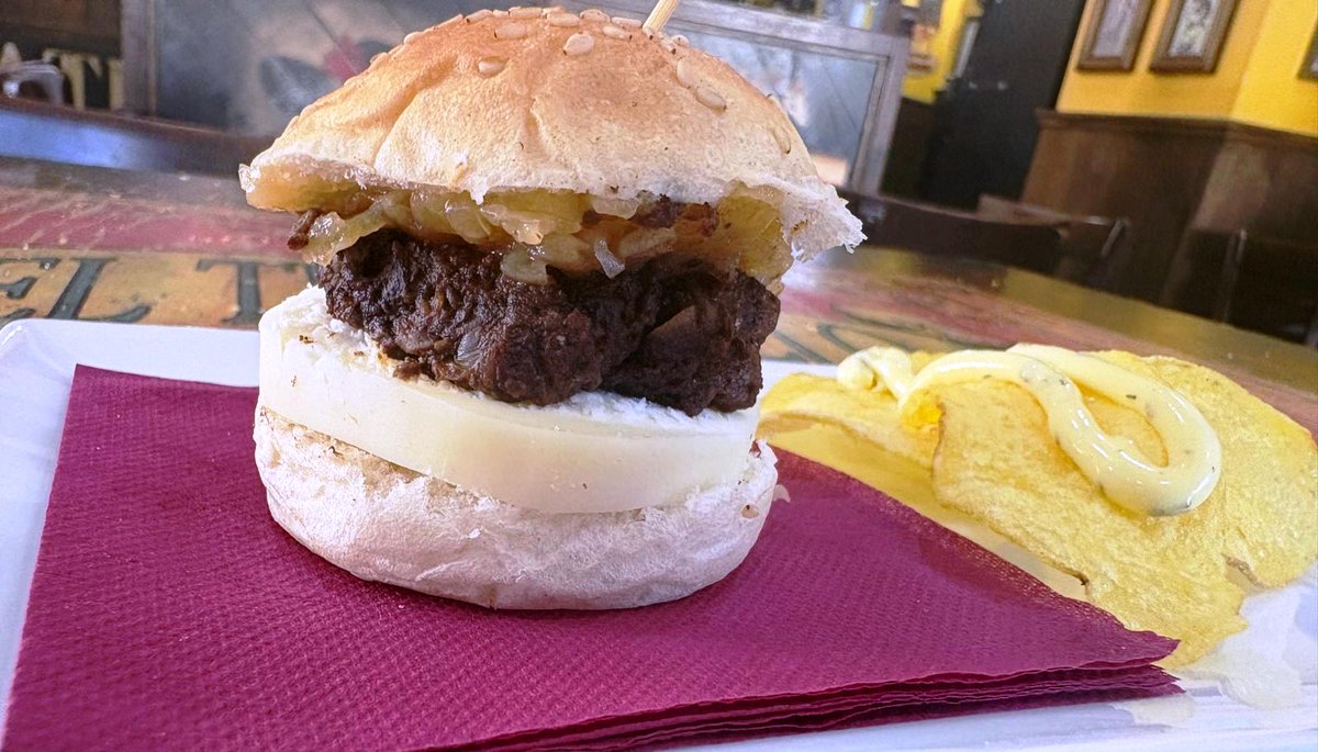 LaBoticaIndiana's tweet image. ✍️ Agenda / Desde mañana y hasta el domingo en El Teatrillo de #Pravia participamos en el XVII Concurso de #Pinchos del Bajo Nalón.
📷 Nuestra propuesta: 'bocado especial', una mini hamburguesa de morcilla matachana con cebolla caramelizada y queso cabra.
@TurismoAsturias