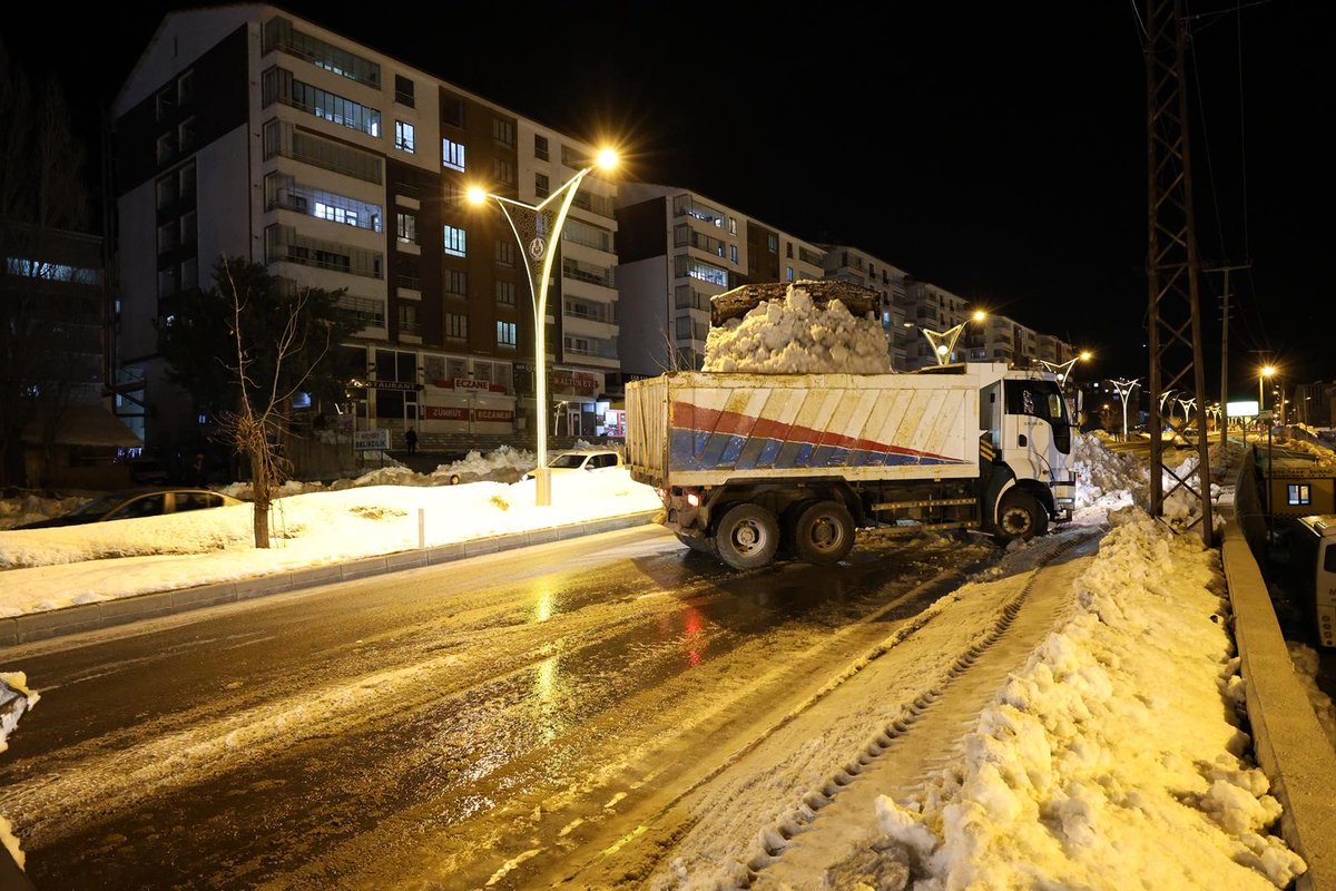 Bitlis’te Kaldırımlardaki Karlar Kamyonlarla Taşınıyor bitlishaber13.net/bitliste-kaldi…