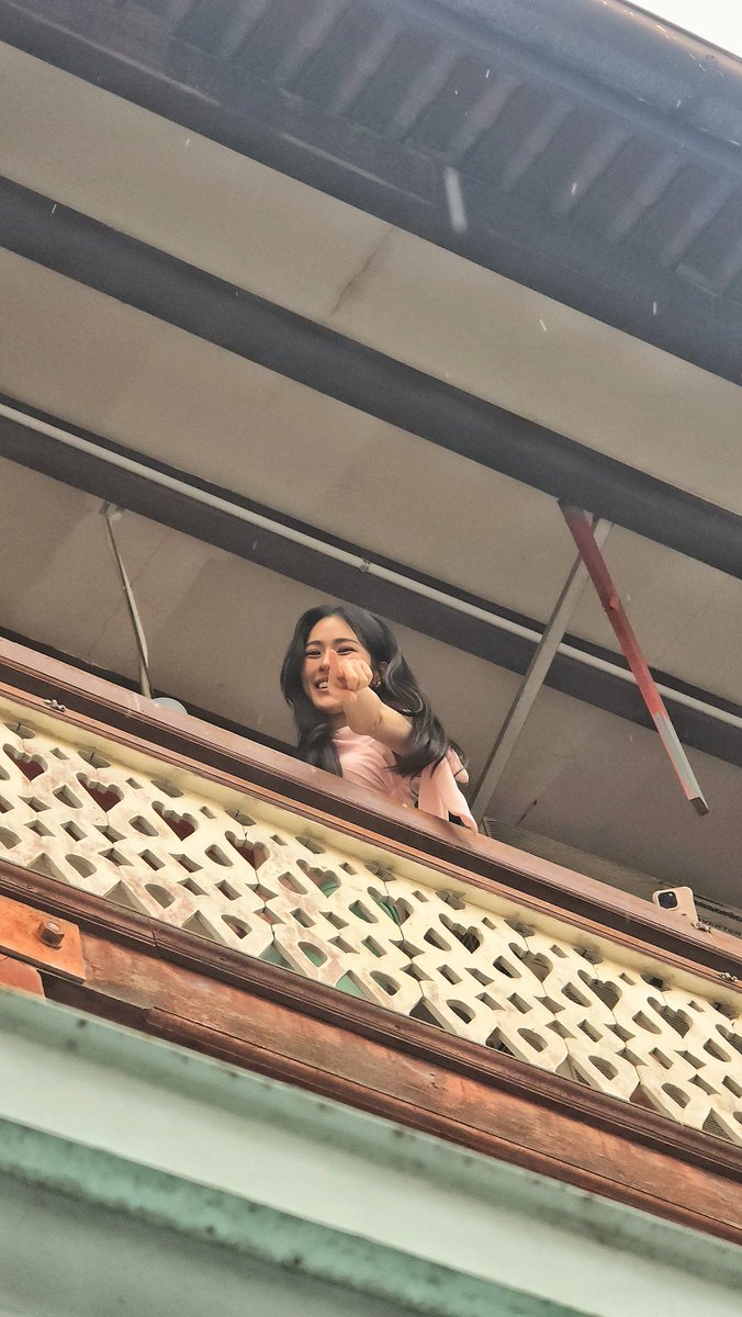 EarperSingapore's tweet photo. Standing in the crowd, heat and little rain for 2 hours just to see LingLing Kwong for a few minutes!

My body says no. My heart says worth it 💜

LINGLING X SINNKAWA SG
#LingHappySinnkawa1stAnn https://t.co/GECRhe2xjs