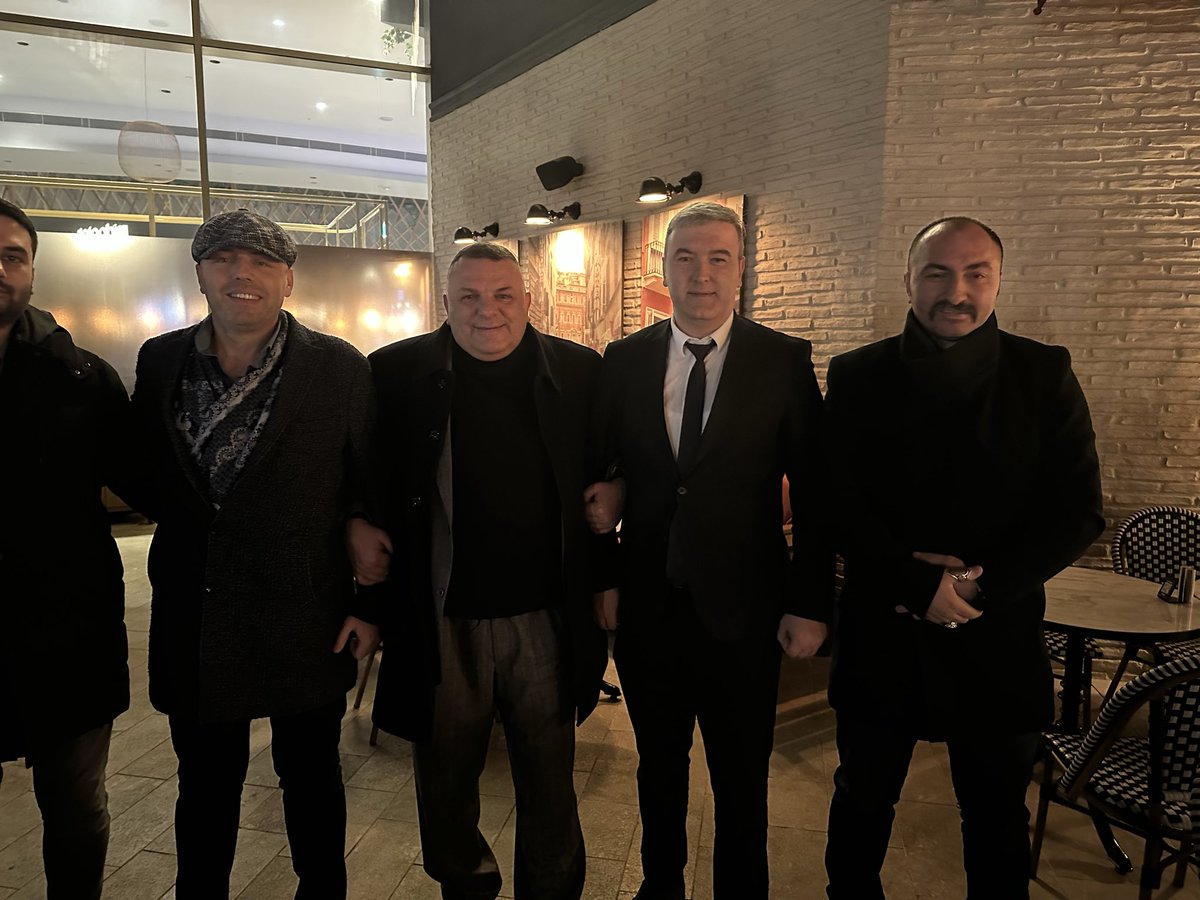 Dün akşam iftar sonrası anlamlı bir buluşma gerçekleşti. 
Sayın Cumhurbaşkanımızın yeğeni Müfik Erdoğan, ANDA Hukuk Kulübü Kurucu Başkanı Ufuk Yusuf Köşedar ve Dernek Başkanımız Ahmet Özdemir bir araya gelerek samimi bir sohbet gerçekleştirdi.

Diploma denklik meselesi başta