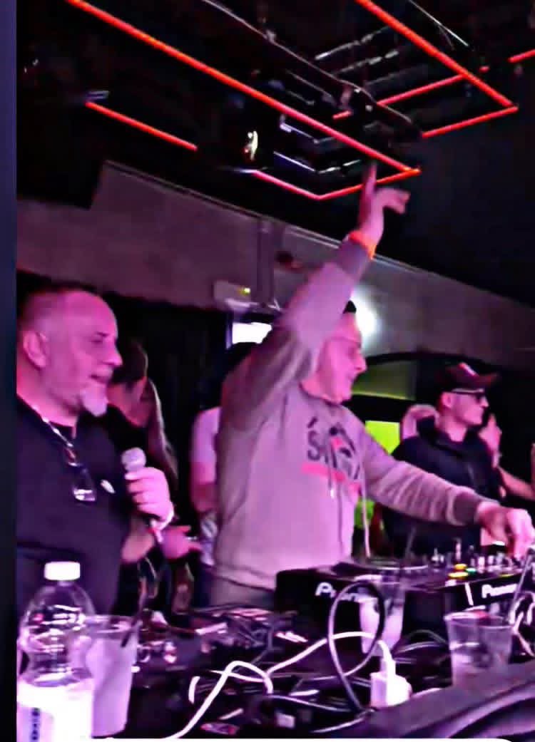 gingerkommander's tweet photo. Ragaaa la musica unisce 🫡🔈🥳 

#lamiacassaèlatuacassa #vibeclub #seguilacassa #techno #gingerdj #gingercomandante #kommander #marciarenonmarcire #djginger #lamusicaunisce #ginger #dj #gingernonsibevemasisuona #pulse https://t.co/0ZOaspVnTr