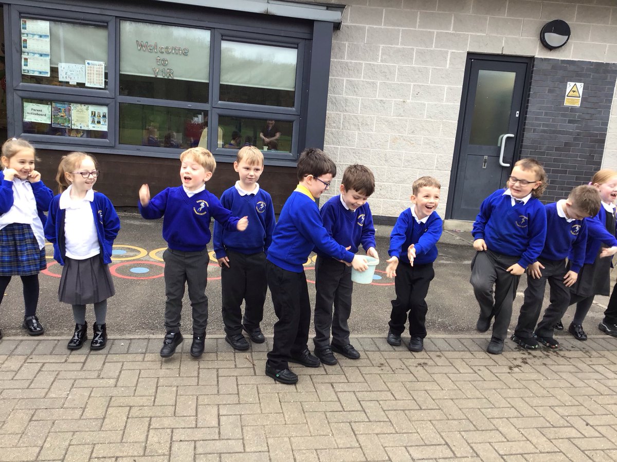 CanonYearOne's tweet photo. Y1R passed a bucket along a line to see how difficult it would have been to pass leather buckets &amp; extinguish the fire during The Great Fire of London. @CanonSharples @Cornerstonesedu https://t.co/OKHReb7YIS