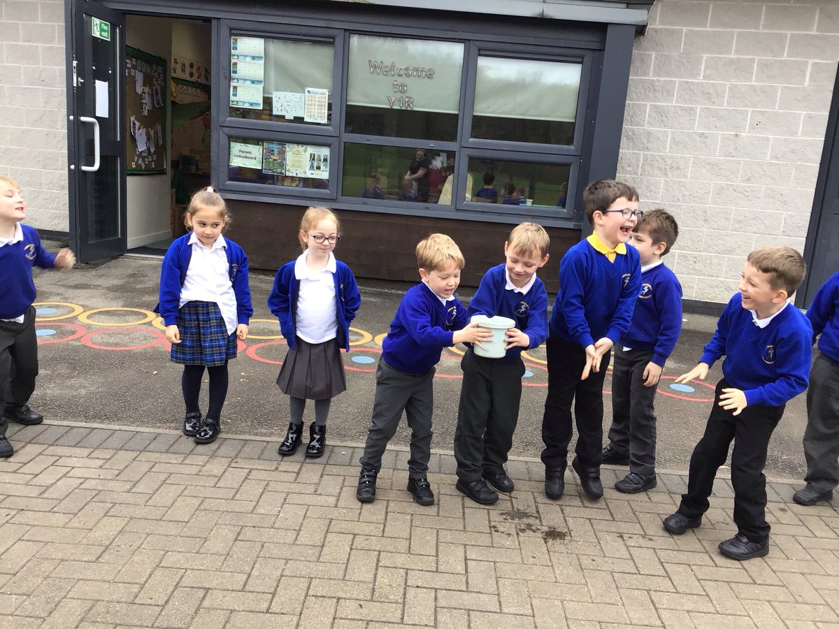 CanonYearOne's tweet photo. Y1R passed a bucket along a line to see how difficult it would have been to pass leather buckets &amp; extinguish the fire during The Great Fire of London. @CanonSharples @Cornerstonesedu https://t.co/OKHReb7YIS
