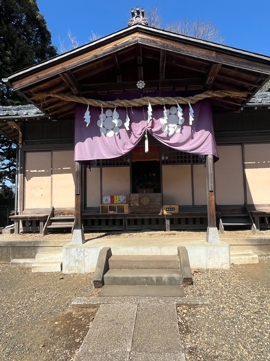 kimetuz_272's tweet photo. こんばんは🌇

#鬼滅の刃アニメ好き
#神社巡り

3月12日（木）晴れ☀️気温12°

だんだんと暖かくなってきましたね。

今日は鳩ヶ谷氷川神社⛩️に行って来ました。

ヤマタノオロチを退治した

須佐之男命(スサノオノミコト)を

祀っている鳩ケ谷の鎮守です。 

縁結び、厄除け、夫婦円満の

神様として親しまれており、

創立は応永元年(1394年)と伝えられています。

歴史の趣きのある神社でした。

夫婦楠木は見事でしたね。

この後の時間ものんびり

お過ごしください。

　　　　　　　　(о´∀`о)