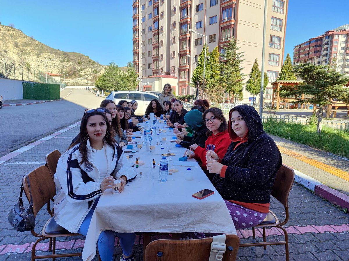 🪨Hubbi Hatun Yurdu
Kokulu Taş Atölyesi 
Göz kararı taş tozu
Göz kararı su
Bir damla sarı frezya, bir damla sandal ağacı, birer damla misk ve vanilya...
Bu güzel havaları odamıza taşısın diye dekoratif kokulu taşlarımız hazır.🤗