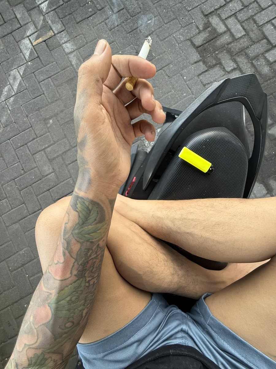 botheker's tweet photo. Jaga parkir dulu wkwk🤏 https://t.co/jDbO4ucLHO