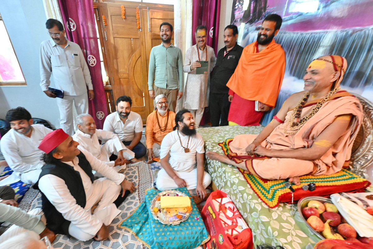 रामभक्तों पर गोलियाँ चलवाने वाले, वेस्ट यूपी में गाय काटकर उससे फंडिंग करवाने वाले लोगों के साथ अगर आप इतने सहज, हँसमुख हैं,

एवं गेरुआधारी महंत को बाबर, हुमांयू की संतान कहते हैं तो फिर आप कुछ भी हो सकते हैं लेकिन शंकर पद की गरिमा के लायक तो कदापि नहीं हैं।

अविमुक्तेश्वरानंद जी
