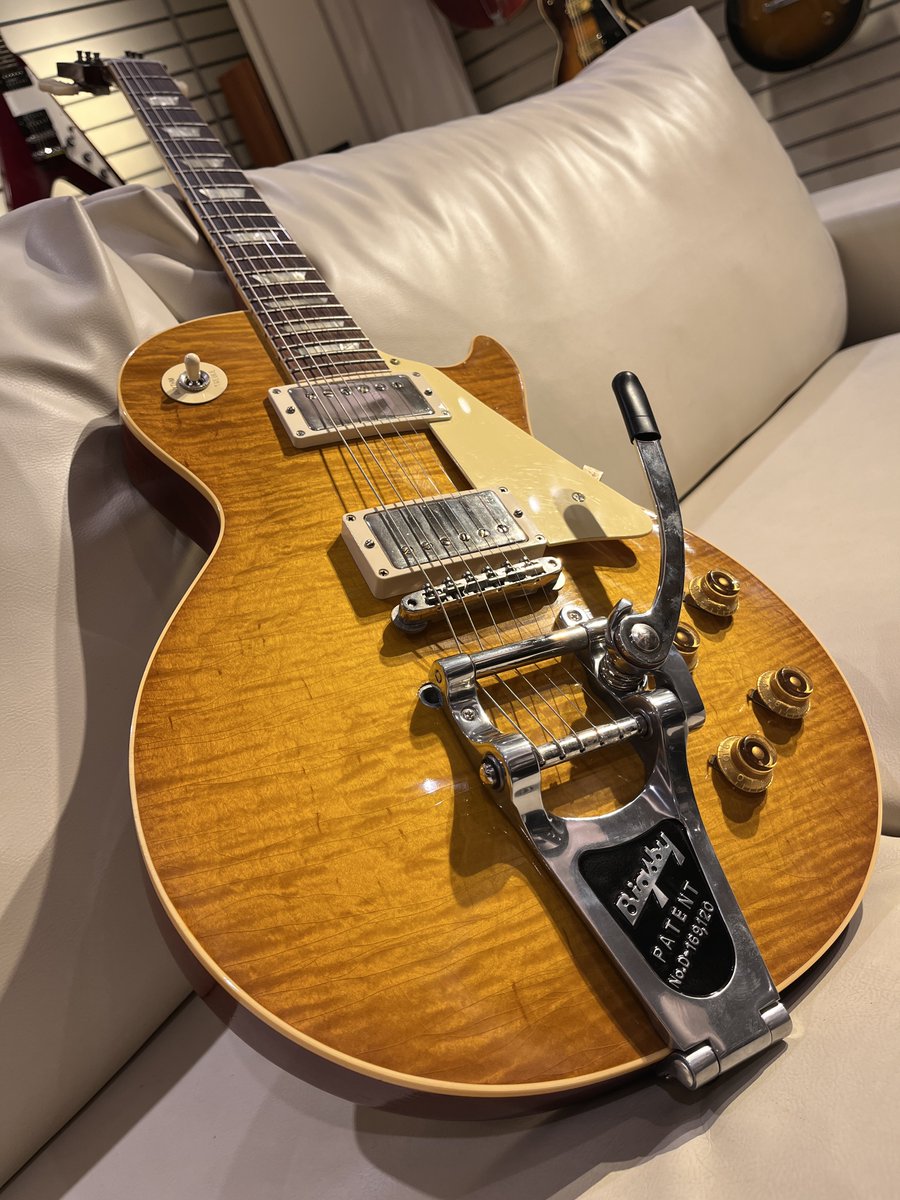 mikiame's tweet image. 【Gibsonフロア今日のチラ見せ👀】

Bigsbyが取り付けられたR9‼️
雰囲気抜群の1本です

商品ページ👇
mikigakki.com/shop/g/gA3C-70…

#customshop #レモン #Gibson #エレキギター #amemura