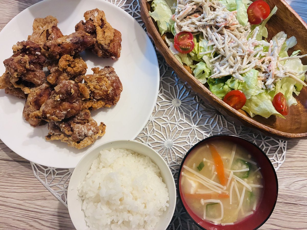 chero11299's tweet photo. #おうちご飯　#唐揚げ　#サラダ

疲労感が半端ない🤦🤦 https://t.co/UdzxYxzWhy