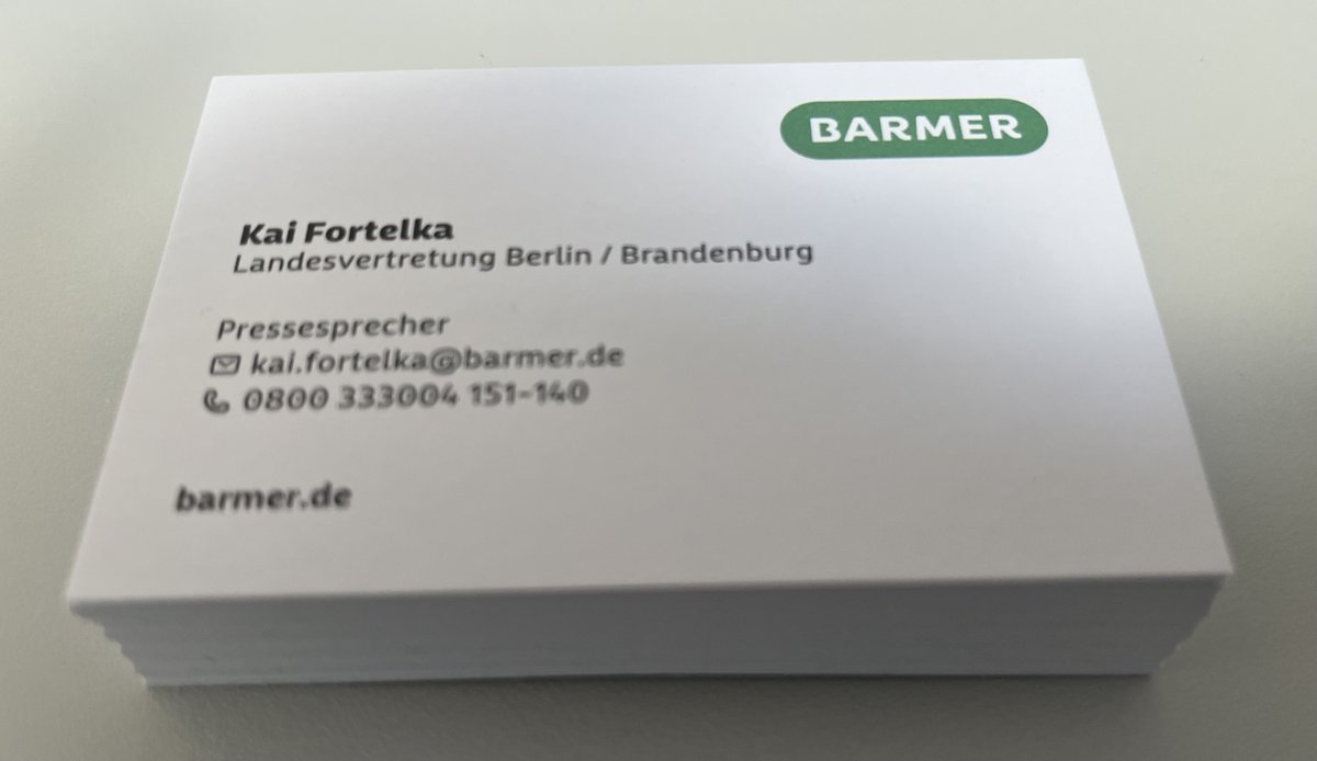 Kai_Fortelka's tweet photo. Termin beendet, gutes Gespräch – und zum Schluss die #Visitenkarte. 📇 Im digitalen Zeitalter wirkt das vielleicht altmodisch. Trotzdem: Für mich bleibt sie ein kleines #Ritual und ein Zeichen von #Verbindlichkeit im #Netzwerk. Was meint Ihr?🤔#Netzwerken #Kommunikation #BARMER https://t.co/cieeTNrA4A