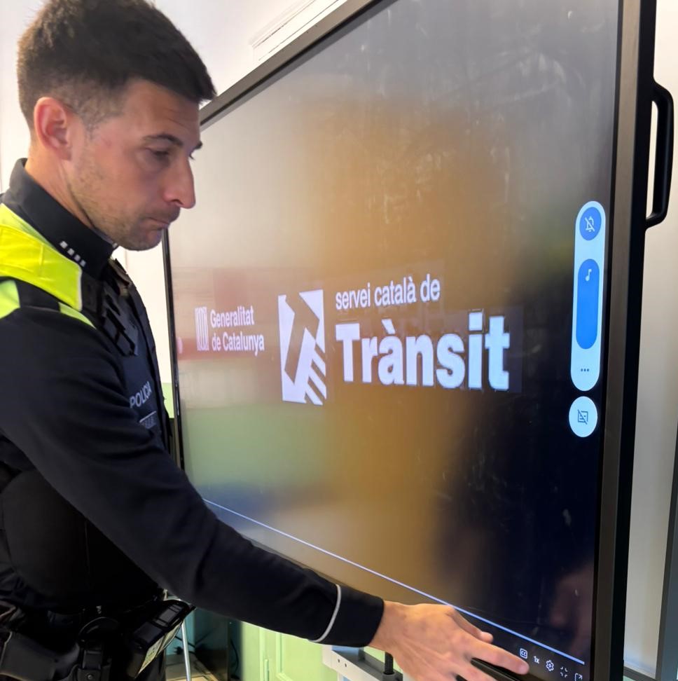 Policia Local Vilanova i la Geltrú ◼ ◼ ◼ ◼ tweet media