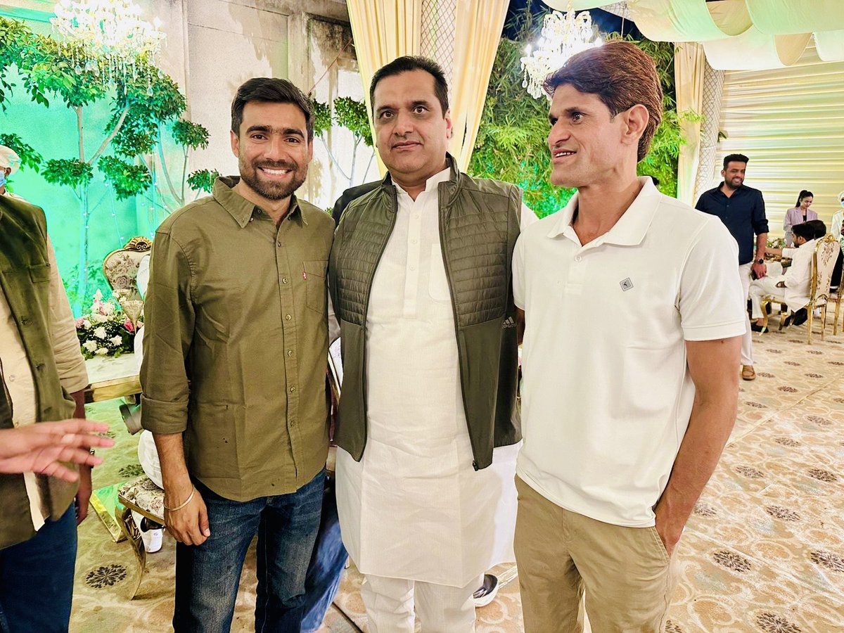 भारतीय राष्ट्रीय छात्र संगठन(NSUI) के नव नियुक्त राष्ट्रीय अध्यक्ष श्री <a href="/VinodJakharIN/">VINOD JAKHAR</a> जी से जयपुर में शिष्टाचार भेंट कर उनको संगठन द्वारा दी गई महत्वपूर्ण जिम्मेदारी के लिए हार्दिक बधाई एवं शुभकामनाएँ प्रेषित की साथ में वरिष्ठ पत्रकार श्री दिनेश डांगी जी मौजूद रहे।