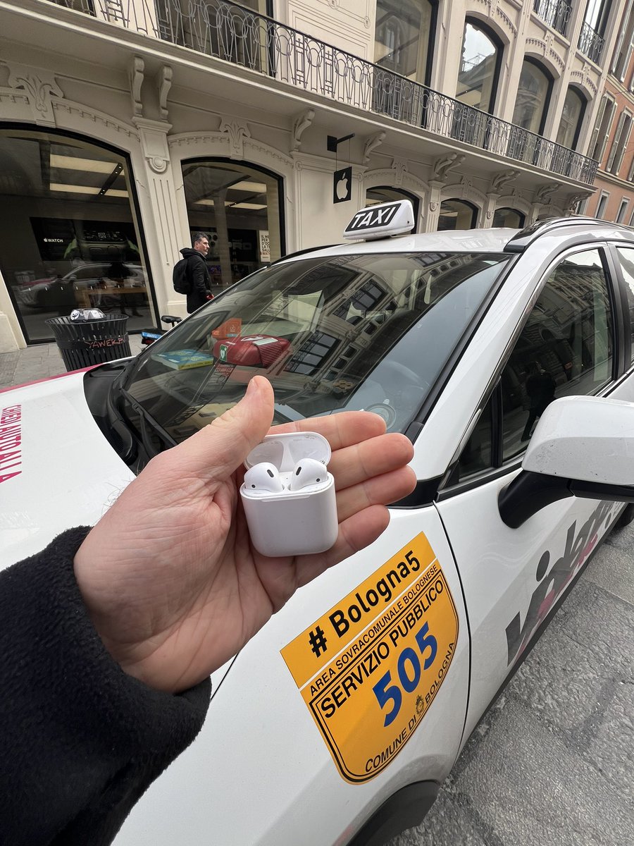 RobertoRedSox's tweet photo. #Bologna5🚕 
Nei sedili dietro, pulendo a fondo, trovo un inaspettato settore “carogna” che inghiotte oggetti tra le fessure e li nasconde.
I cellulari di solito li lasciate sul sedile o sulla pedanina, quindi poi si riesce sempre a ritrovare il proprietario e consegnarlo direttamente… ma tutta questa roba la si deve consegnare all’ufficio oggetti smarriti del comune:
2 IQOS
1 chiave auto Volkswagen 
1 chiave auto Audi 
1 cuffie AirPods con custodia.

Per la verità, gli AirPods li volevo consegnare all’ Apple Store di via Rizzoli, ma mi hanno respinto dicendo che LORO non fanno questo servizio di rintracciamento. 
Peccato cara @Apple ! 🤨