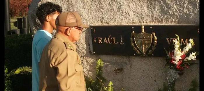 En ocasión del aniversario 68 de la fundación del II Frente Oriental Frank País García, el General de Ejército Raúl Castro Ruz, envío un ramo de flores para homenajear a Vilma, su compañera de lucha y en la vida.
#CubaEstáFirme
granma.cu/cuba/2026-03-1…