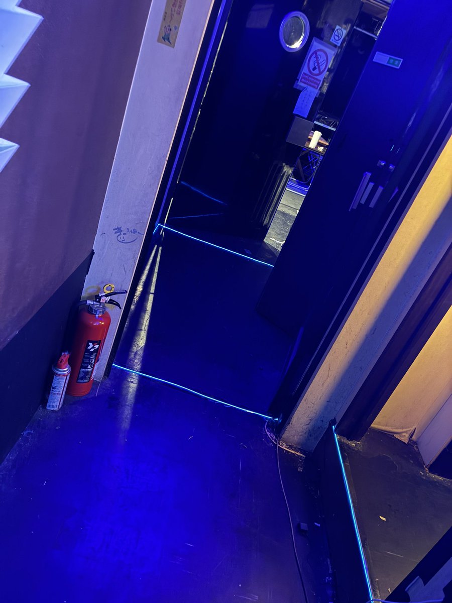 Takumi_ICHI's tweet image. BackStage安全のために至る所が光るようになりました。
これで酔っ払いたちが落ちたり突っかかったりしなくなると、、、いいな

#BackStage #府内BackStage