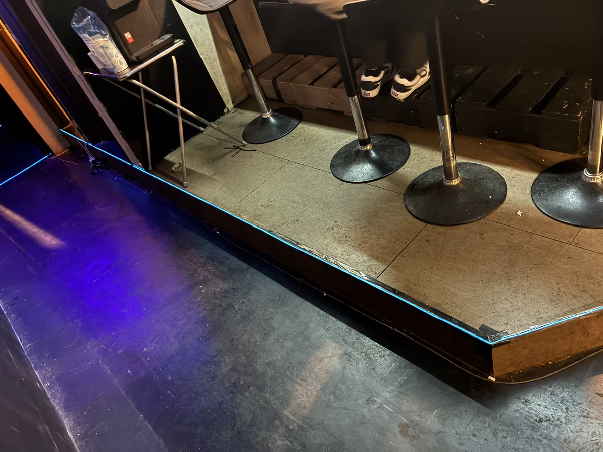 Takumi_ICHI's tweet image. BackStage安全のために至る所が光るようになりました。
これで酔っ払いたちが落ちたり突っかかったりしなくなると、、、いいな

#BackStage #府内BackStage